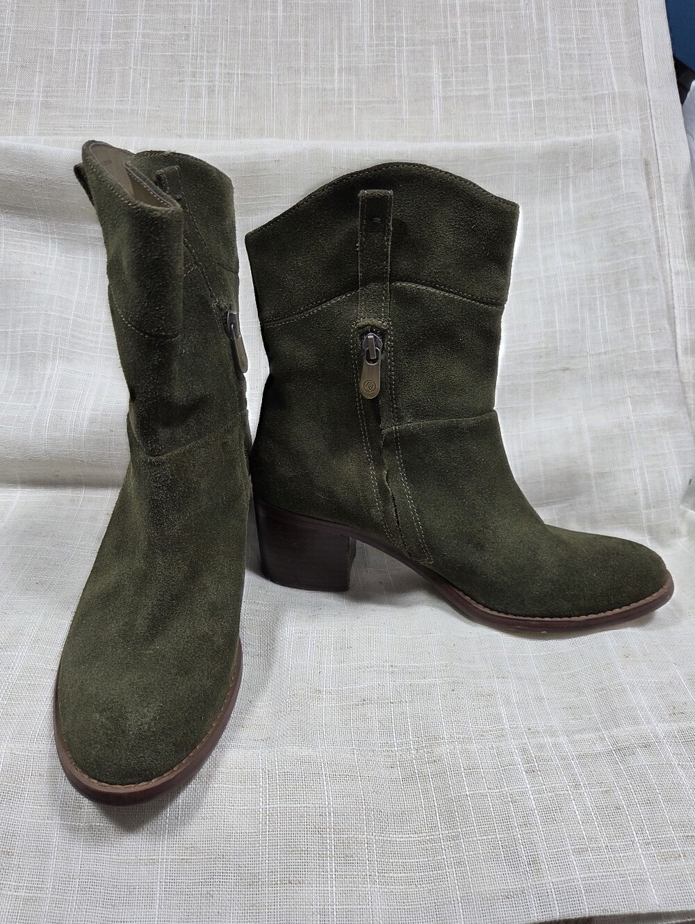 Adrienne vittadini olive green suede block heel side zip ankle boots size 7.